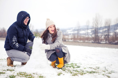 可爱的夫妇堆雪人