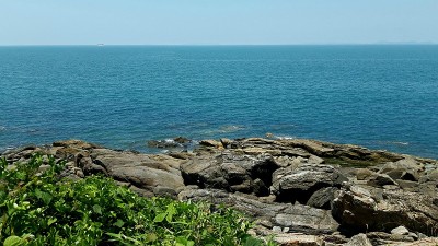 中午沿海风景