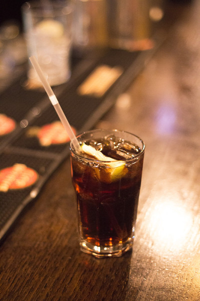婚礼派对酒吧里的酒杯