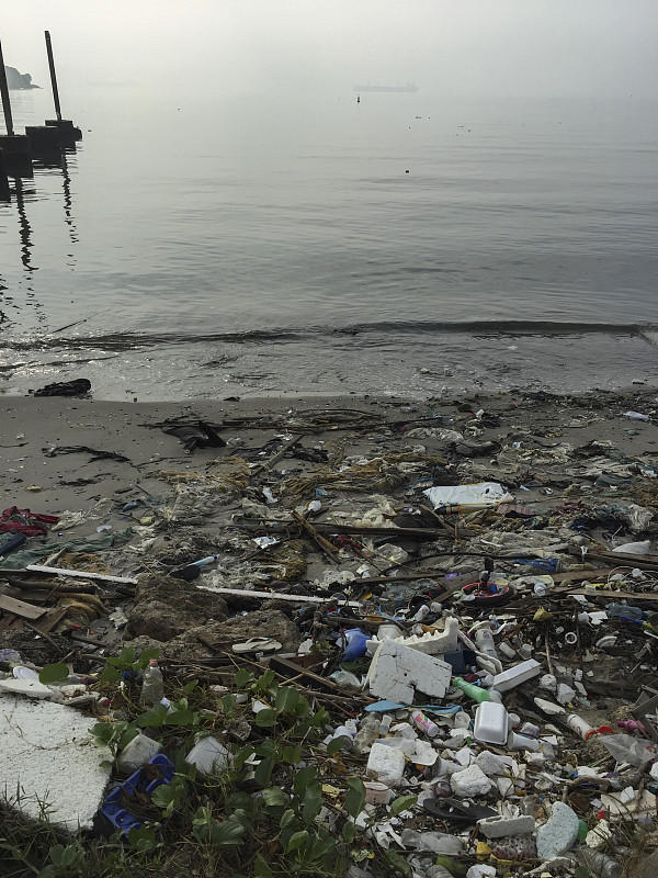 瓜纳巴拉湾垃圾海滩