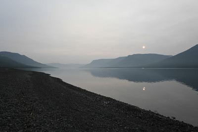 Putorana高原。山上湖上的雾。