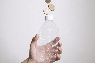 塑料瓶赚钱。回收塑料瓶来赚钱