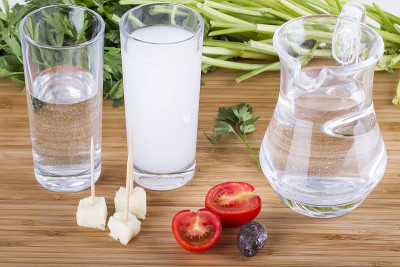 土耳其和希腊传统饮料Raki, Ouzo