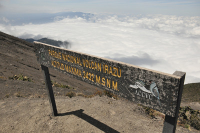 哥斯达黎加的伊拉祖火山。有防护屏障的云层中的火山口。熔岩和浮石的碎片。