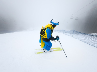 一位年轻的女子从雪坡上滑下来