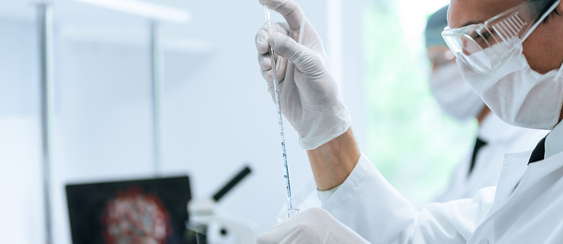 关闭了。一群科学家在一个现代化的实验室里工作