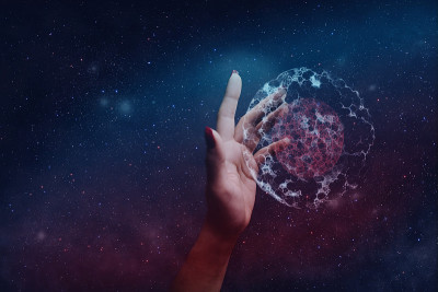 女人手牵着细胞分裂。星云尘埃。混合媒体。