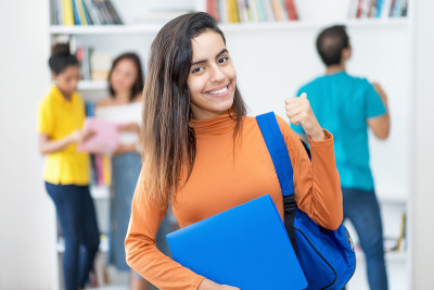 笑着的哥伦比亚女学生，和一群年轻人在教室里