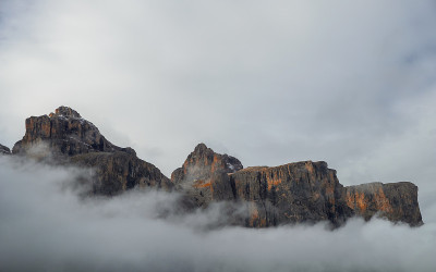 在一个雾蒙蒙的早晨，在Cortina d’ampezzo镇附近，多洛米特山脉典型的丘陵景观与美丽的秋