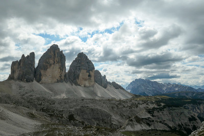在意大利Dolomites著名的Tre Cime di Lavaredo (Drei Zinnen)