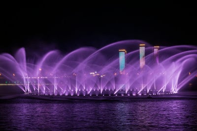 音乐喷泉在夜间的水上