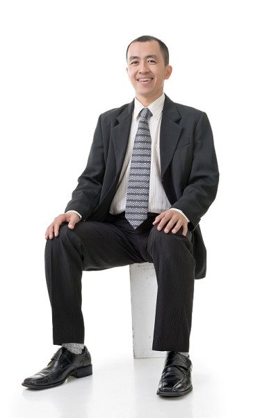 友好的亚洲商人坐下