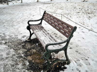 冰岛，在暴风雪中，棕色的长凳上有脏泥