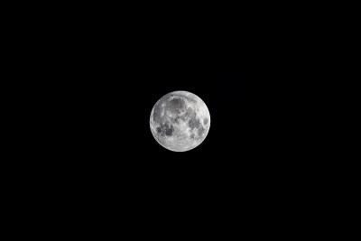 满月在晴朗的夜空下，没有云