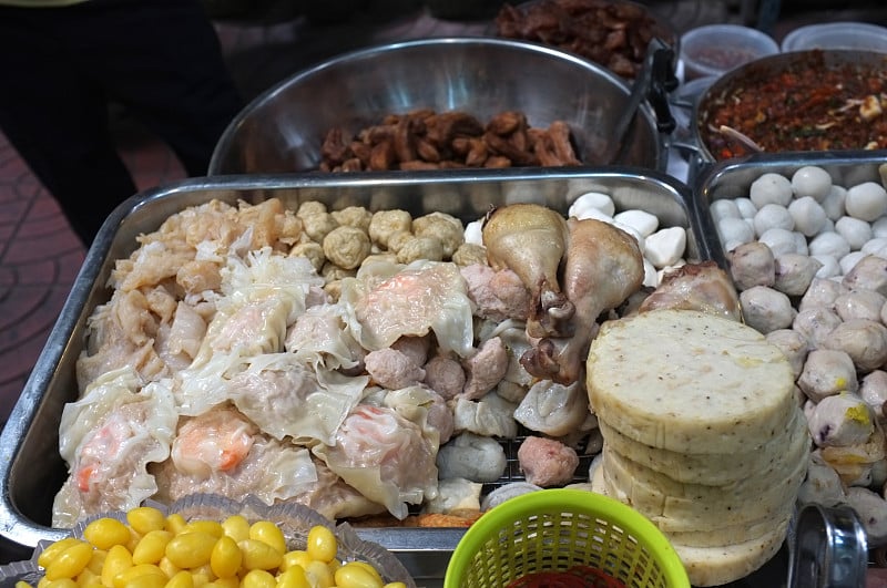 泰国面馆的生虾馄饨和肉丸