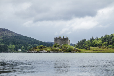 城堡Tioram -一个废弃的城堡在一个潮汐岛上的Moidart, Lochaber，高地，苏格兰