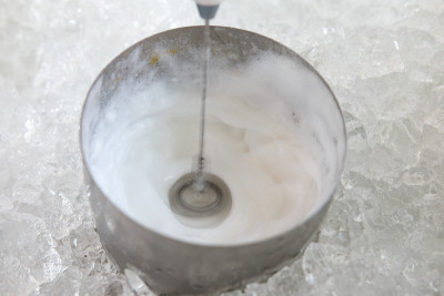 使泡沫牛奶