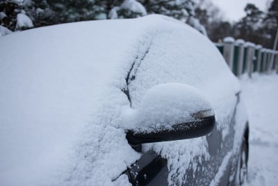 一辆被雪覆盖的现代汽车的侧视镜