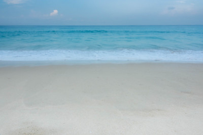 泰国普吉岛海滩上的蓝色海浪