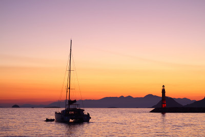 在夕阳海景。海岸灯塔