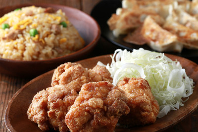 炒饭，饺子和炸鸡