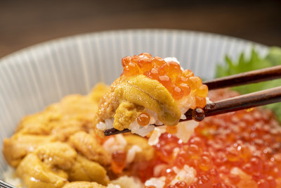 Uni ikura米饭。海胆和鲑鱼子碗。
