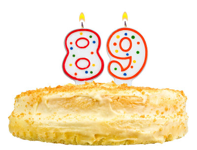 生日蛋糕与蜡烛数89孤立在白色