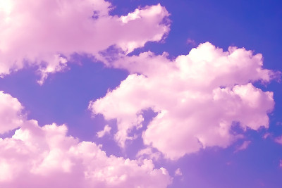白色的云朵映衬着紫色的天空。清晰的夏日