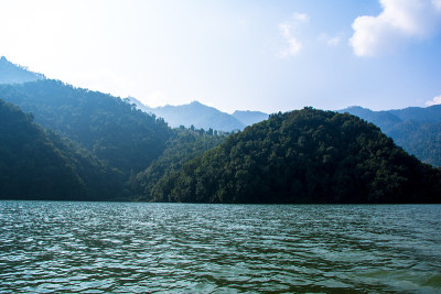 博卡拉的菲瓦湖和山丘，一个受欢迎的旅游目的地。2018年12月，摄于尼泊尔
