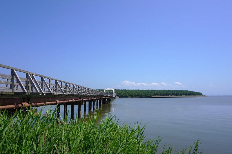 一座横跨珠山湖的大桥