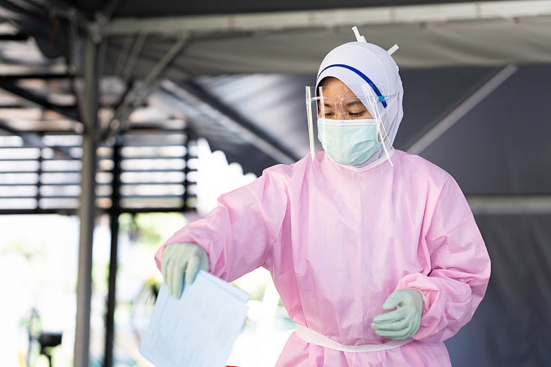 马来西亚的女性前线人员在冠状病毒大流行期间穿着全套防护装备执行任务