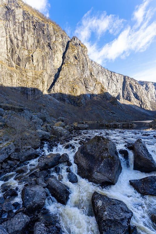 Måbødalen山谷(Mabodalen)附近的河Bjoreio在艾德峡湾市，Vestland，挪