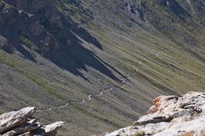 活泼的山和小路