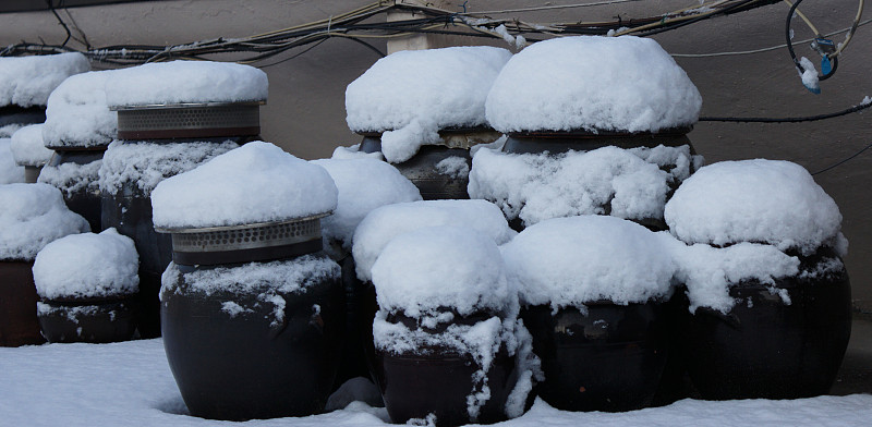 瓦罐在雪下