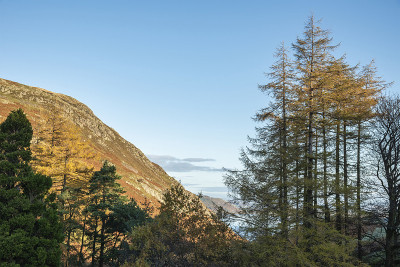 美丽的秋天阿尔斯沃特和周围的山脉和丘陵的秋天景观从Hallin Fell在一个清爽寒冷的早晨与雄伟的