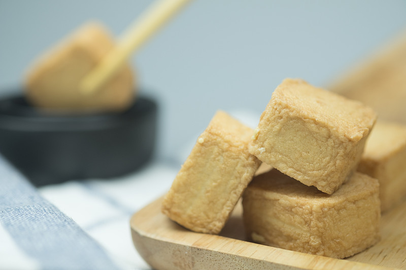 精选木盘里的黄豆腐鱼
