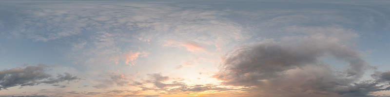深蓝色日落天空全景与卷云。无缝hdr pano球形等矩形格式。完成天顶三维可视化，游戏和天空替换无人