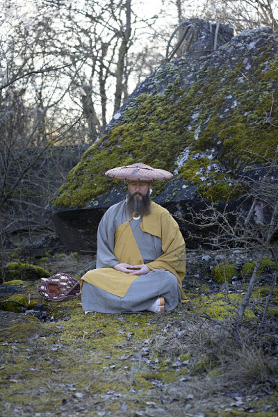 蓄着胡须的欧洲男人穿着传统的日本修道服装进行冥想