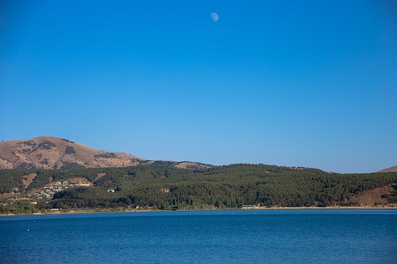 以拉齐格的哈扎尔湖(Elazığ)是该地区最重要的自然资产之一。