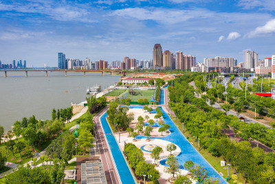 白天拍摄的城市天际线