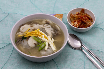 韩国食物年糕和饺子汤