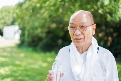 在户外补水的老人