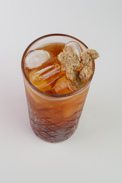 美丽可口的鸡尾酒在一个透明的装饰玻璃