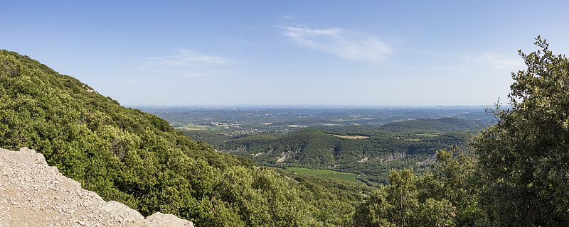 法国朗格多克-鲁西永的Pic Saint-Loup山山谷的乡村景观