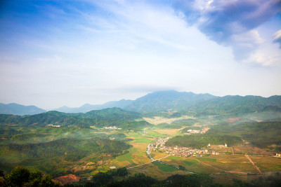 晨雾下的山