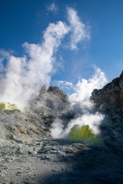 日本北海道铁贺，硫磺山，火山烟雾升起的秋天