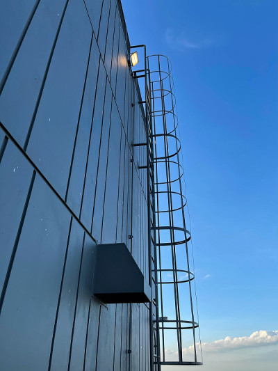 楼梯上到引擎室楼梯上到屋顶