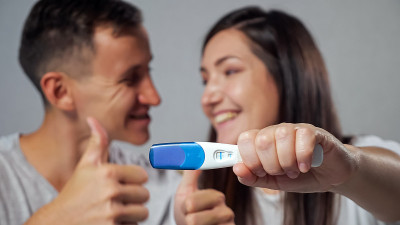 幸福男女背景模糊妊娠试验阳性特写