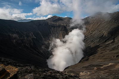 从布罗莫山顶俯瞰