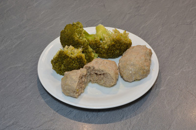 把肉排和花椰菜放在盘子里蒸在桌上。健康饮食。
